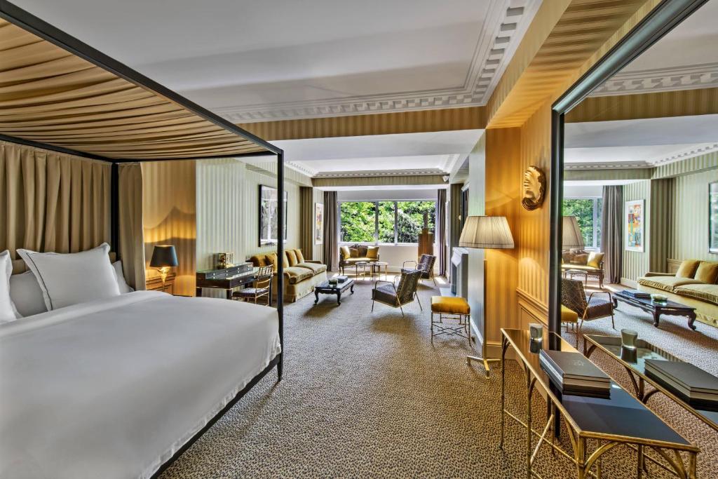 Prestige Suite, 1 King, Sofa bed - Image 1