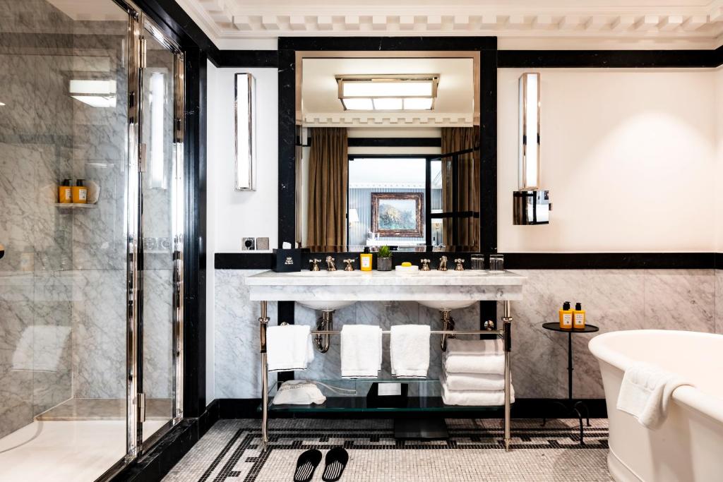 Prestige Suite, 1 King, Sofa bed - Image 4