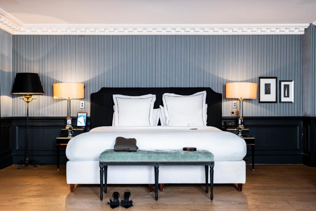Prestige Suite, 1 King, Sofa bed - Image 7