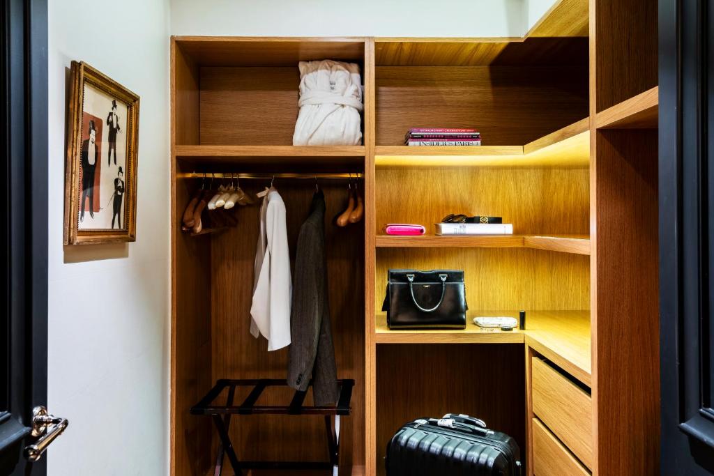Prestige Suite, 1 King, Sofa bed - Image 9