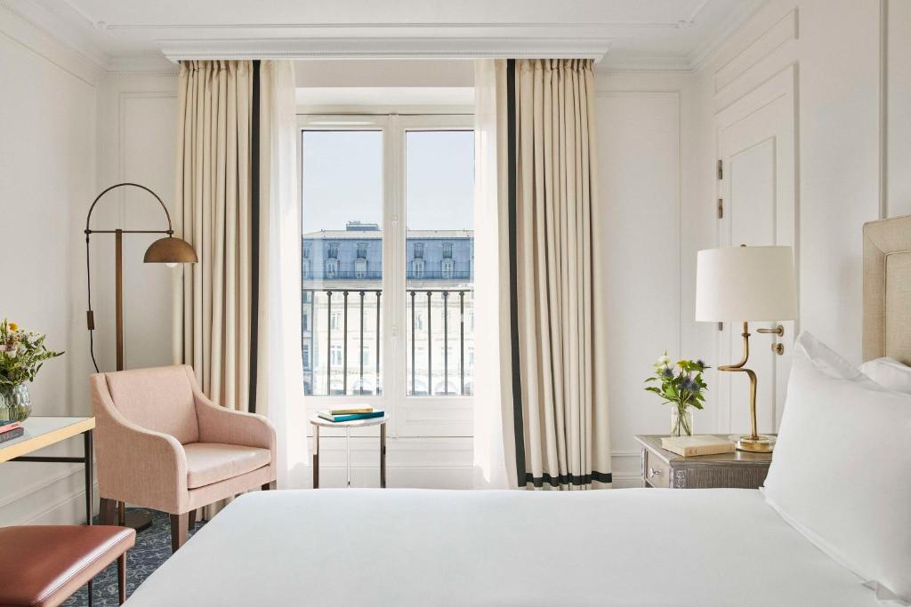 Deluxe King Room with View - Image 4