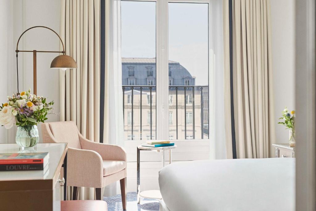 Deluxe King Room with View - Image 5