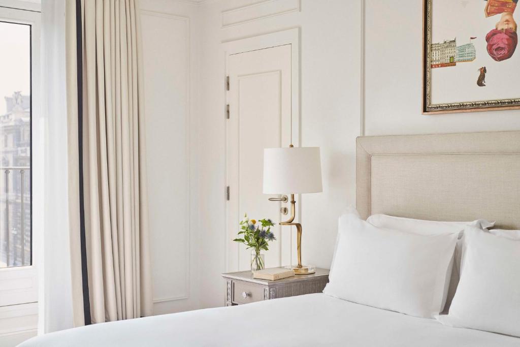 Deluxe King Room with View - Image 6