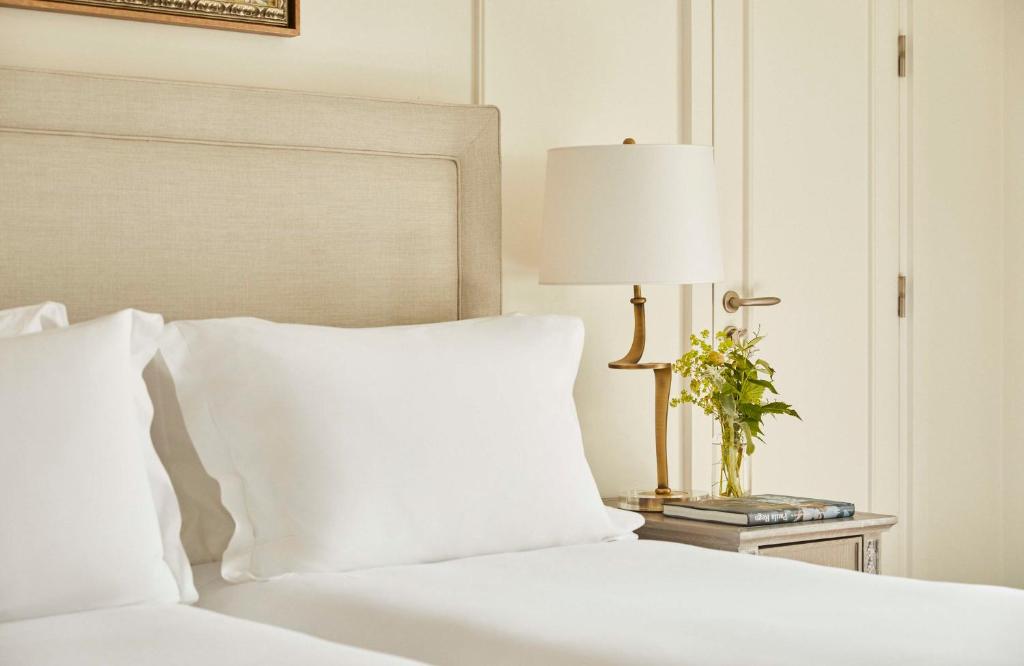 Deluxe Twin Room with View - Image 4
