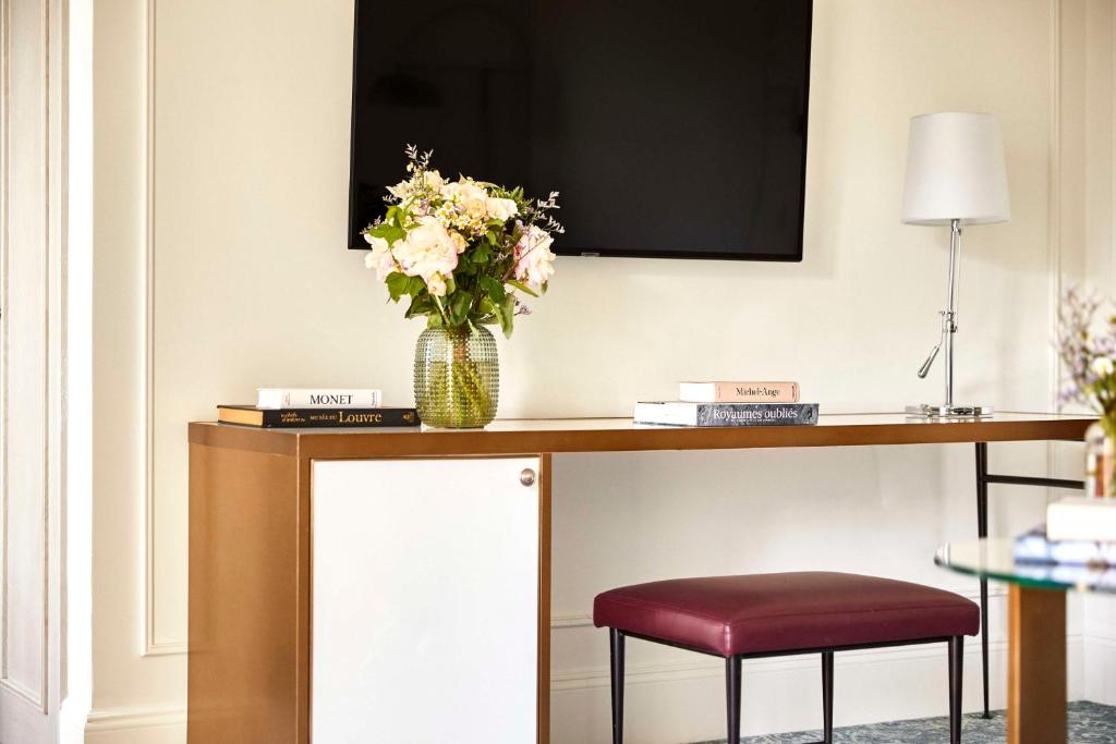 Executive Suite with View - Image 6