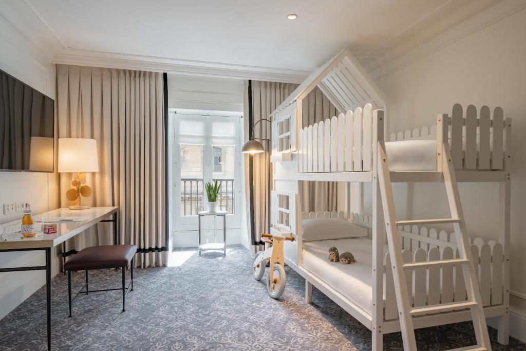 Family Suite with View - Image 2
