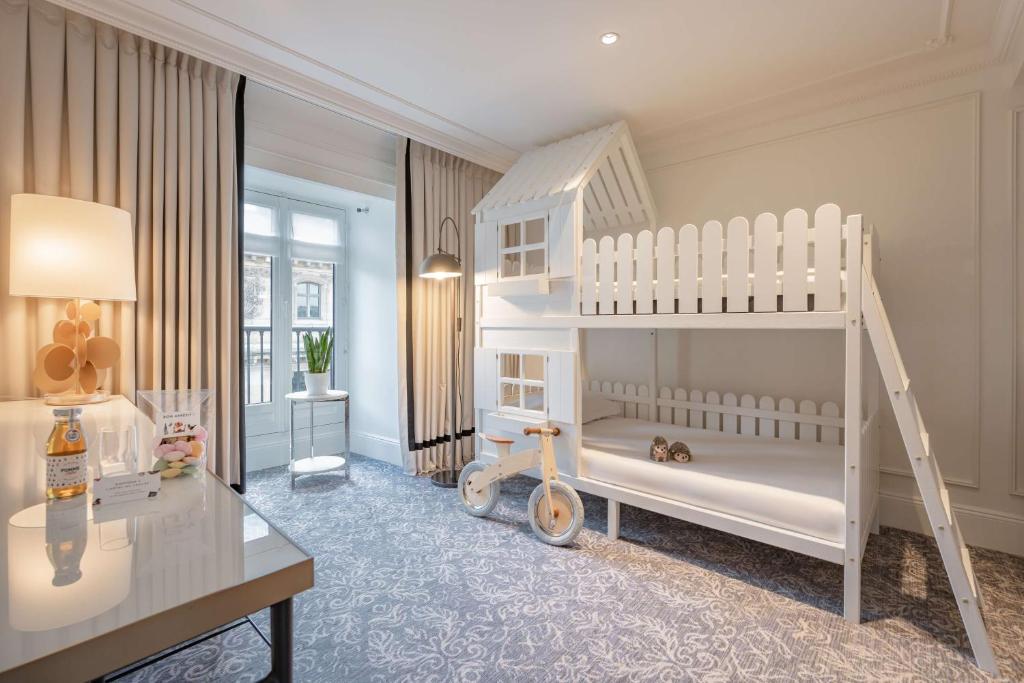 Family Suite with View - Image 1