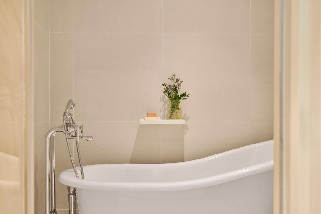 Louvre Suite - Image 4
