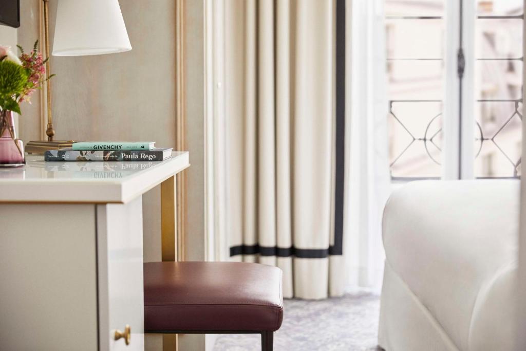 Queen Room with View - Image 3
