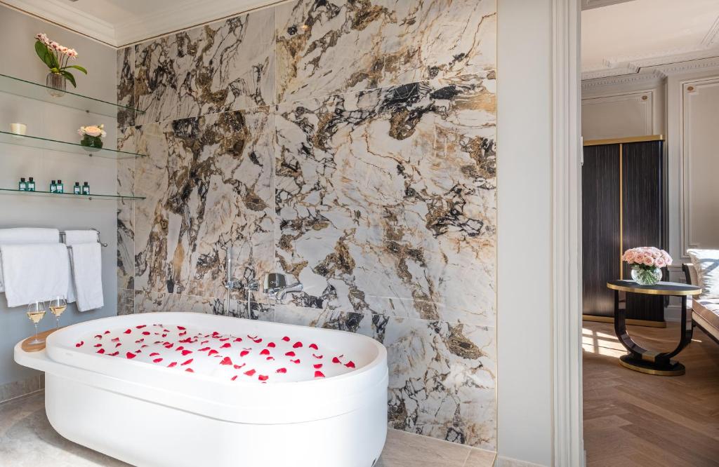 Superior Suite - Image 4