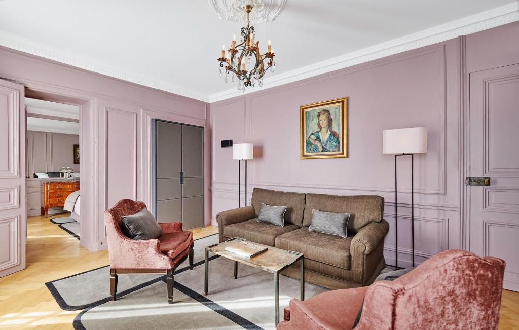 Deluxe Suite - Image 1
