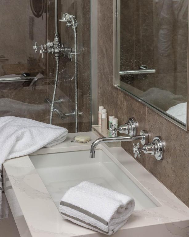 Superior Double Room - Image 3