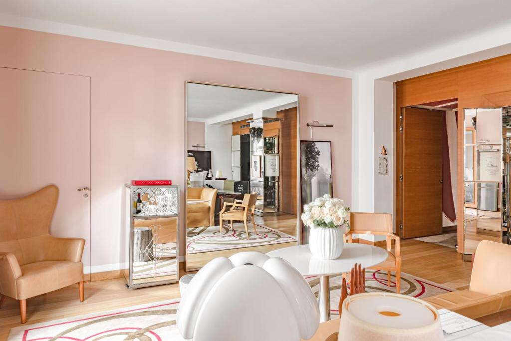 Gallery King Suite - Image 3