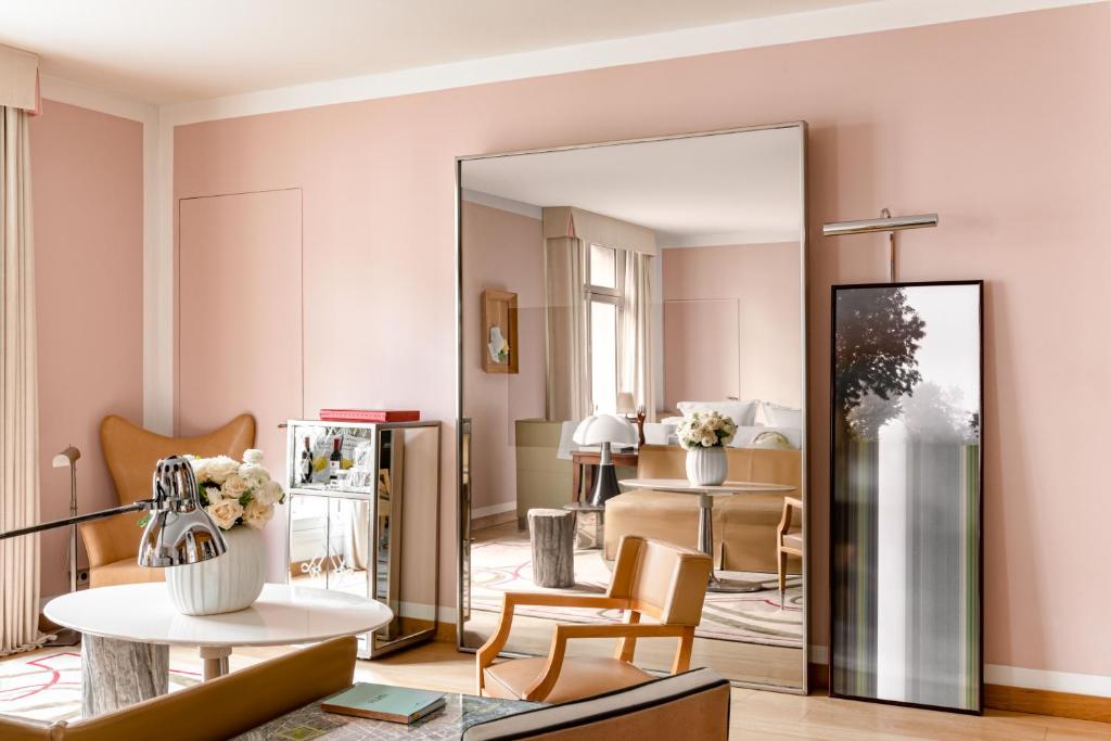 Gallery King Suite - Image 4