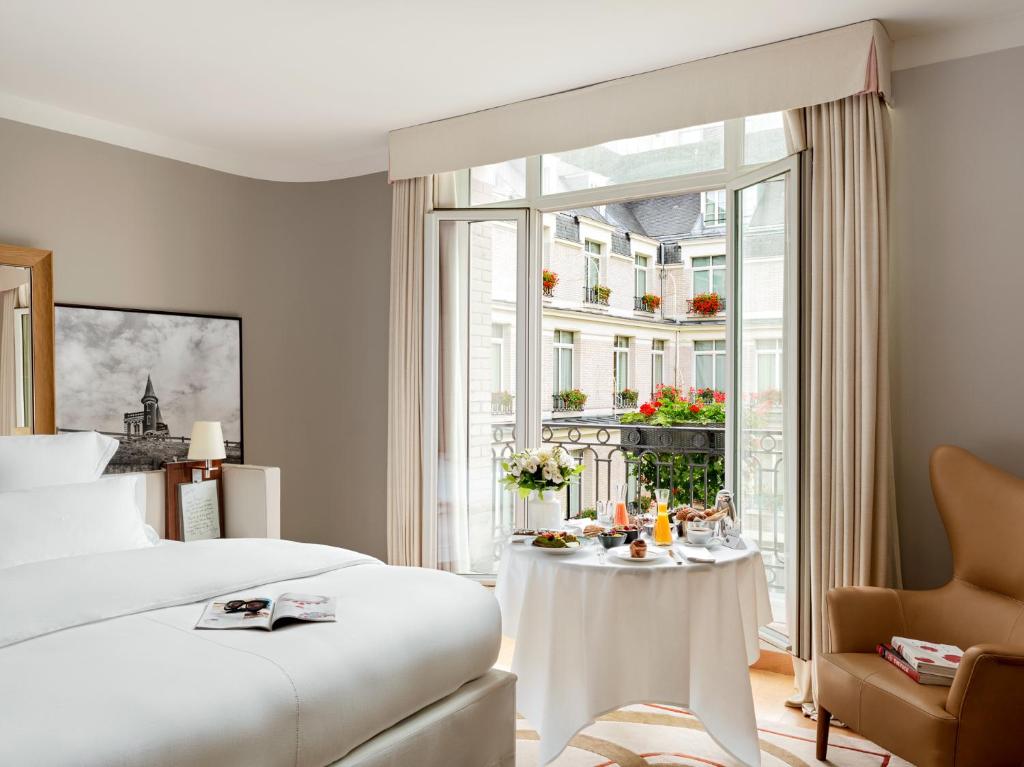 Gallery King Suite - Image 6