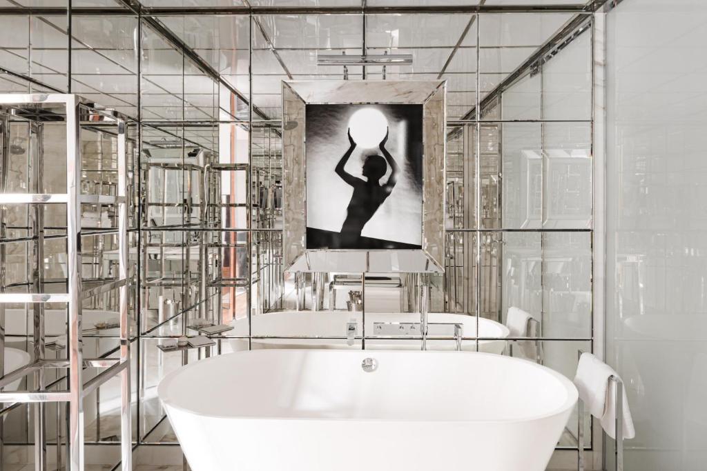 Gallery King Suite - Image 8