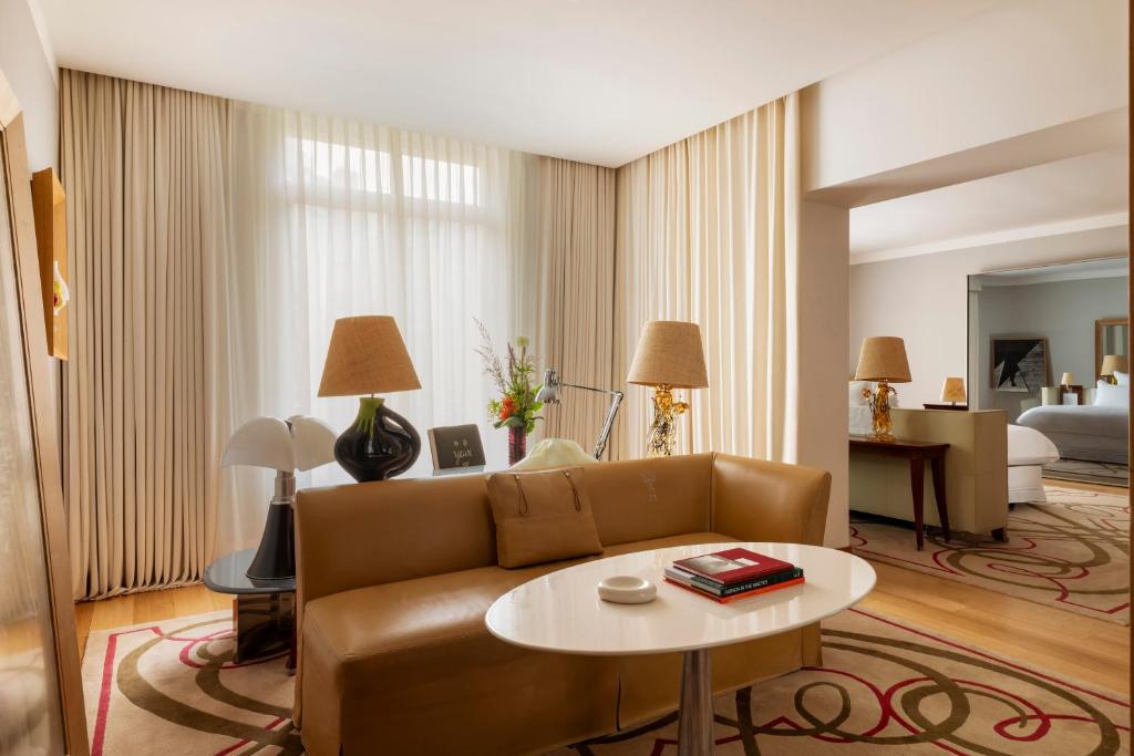 Gallery King Suite - Image 9