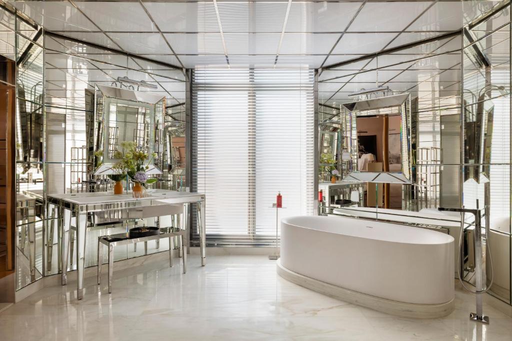 Royal Monceau Suite - Image 8