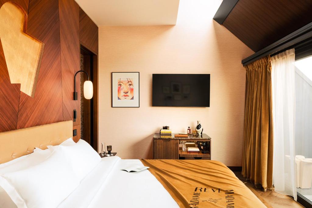 Deluxe Double Room with Terrace - Image 4