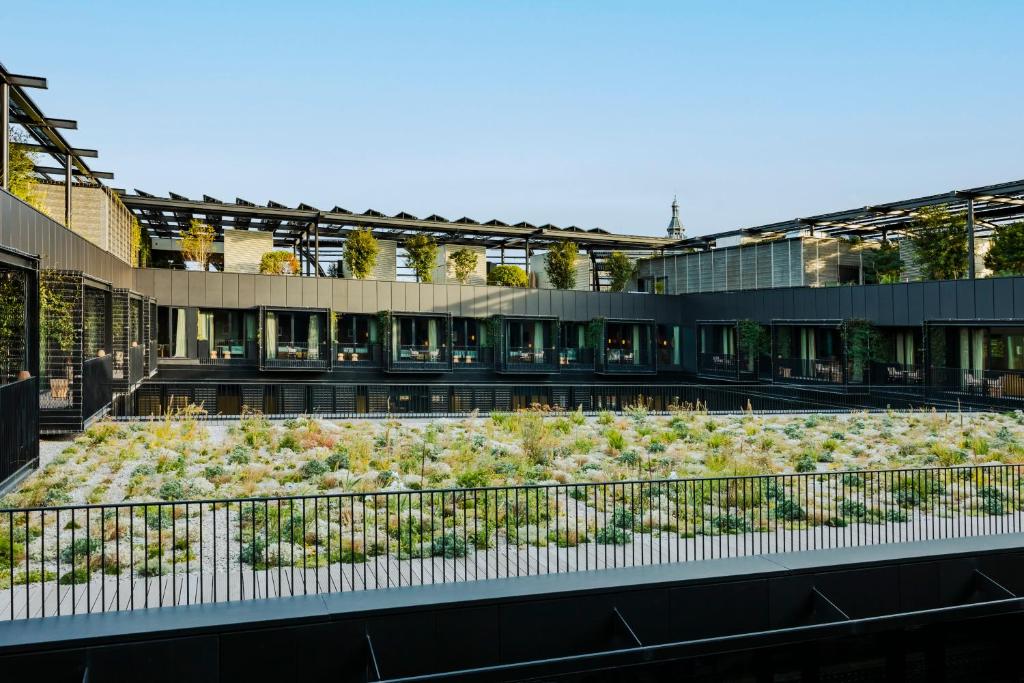 Deluxe Room Garden View with Balcony - Image 4