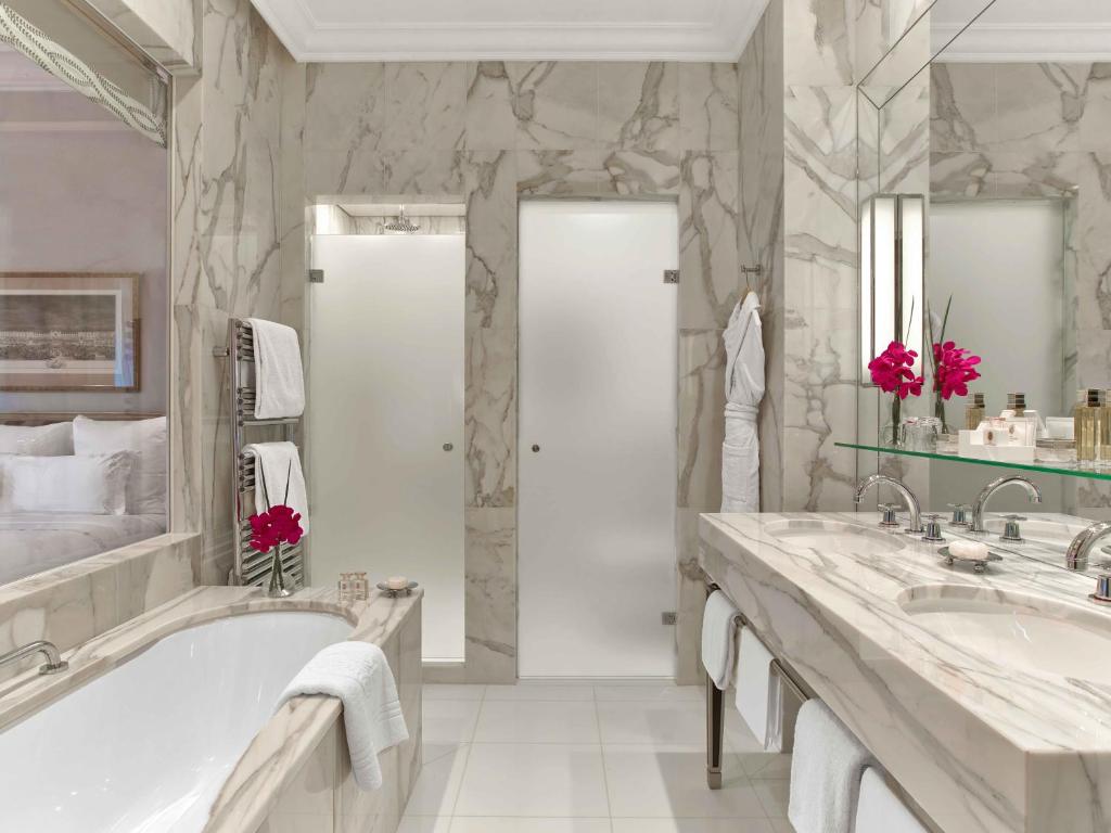 Deluxe Double or Twin Room with Avenue View - Image 1