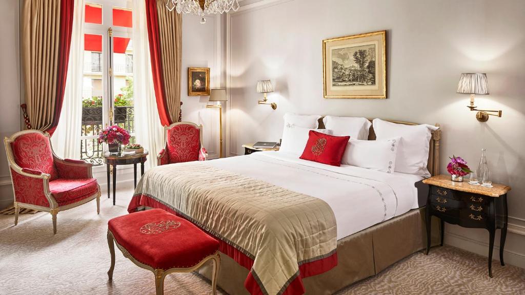 Deluxe Suite with Avenue View - Image 4
