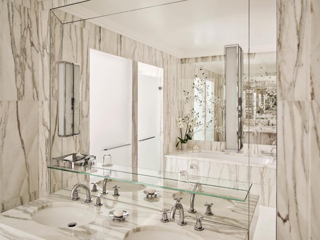 Prestige Suite with Avenue View - Image 4