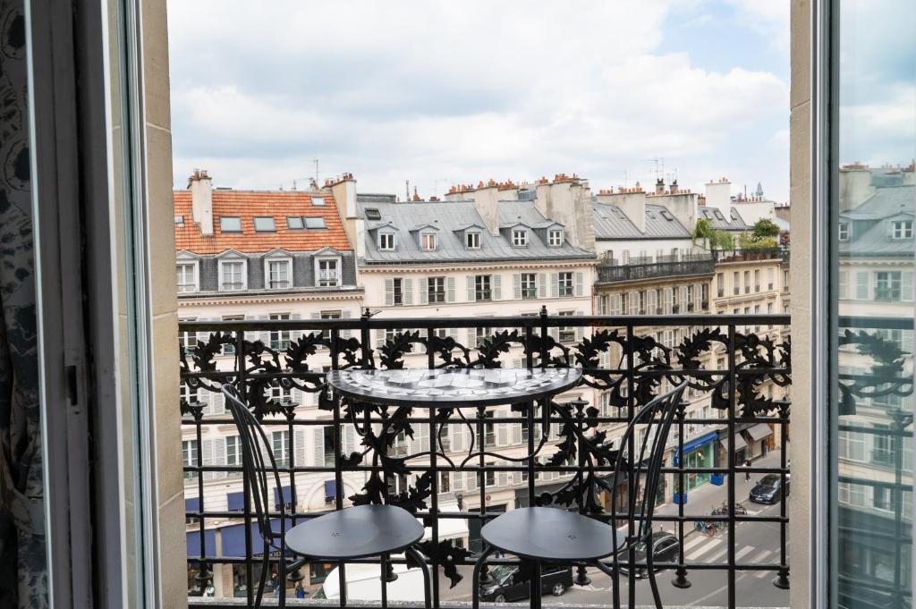 Deluxe Balcony Room - Image 4