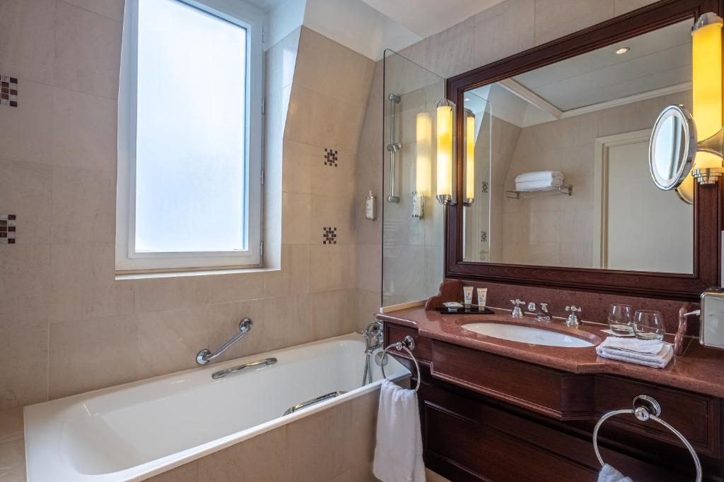Deluxe Room - Image 4