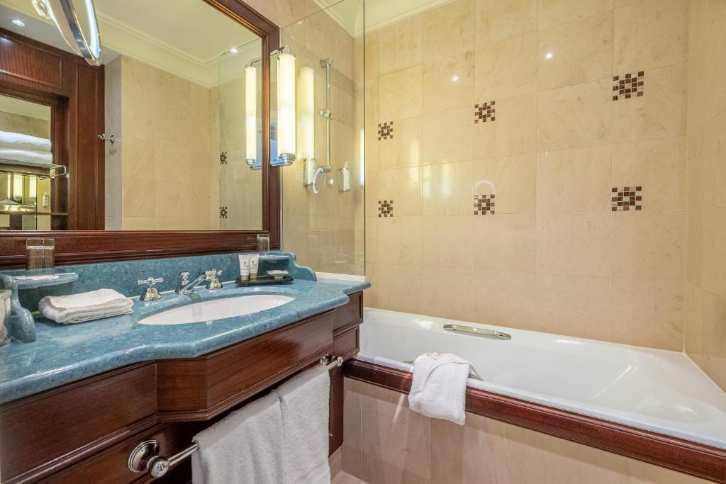 Deluxe Triple Room - Image 3