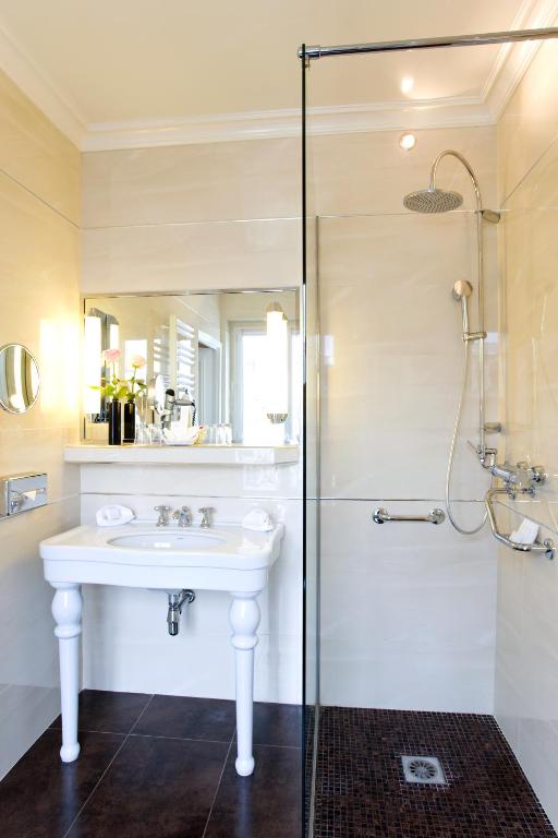 Deluxe Room - Image 1