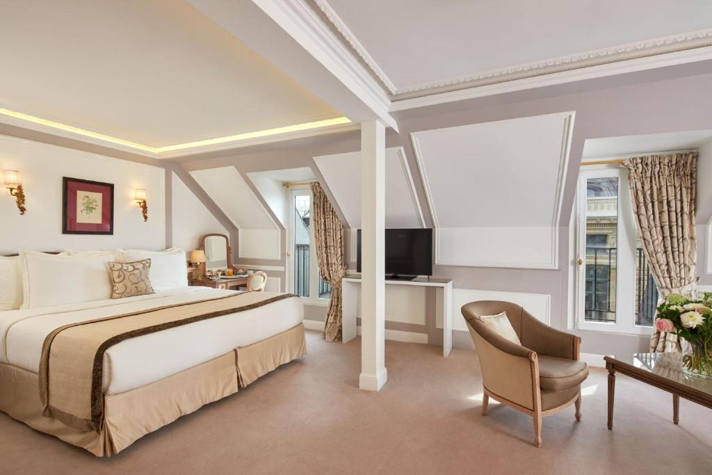 Eiffel Tower Junior Suite - Image 1