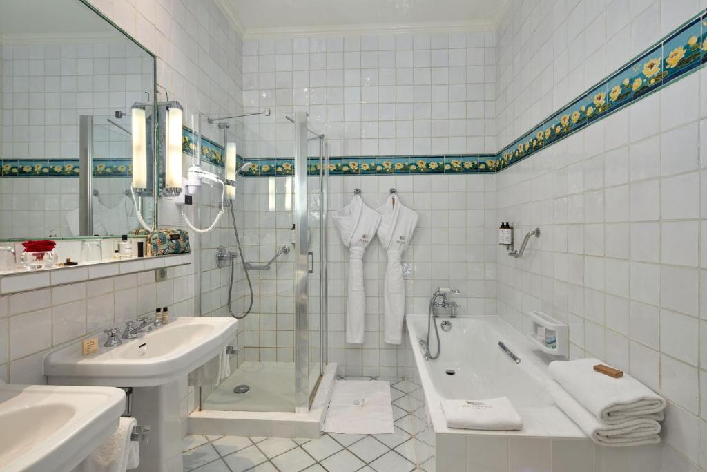 Eiffel Tower Junior Suite - Image 11