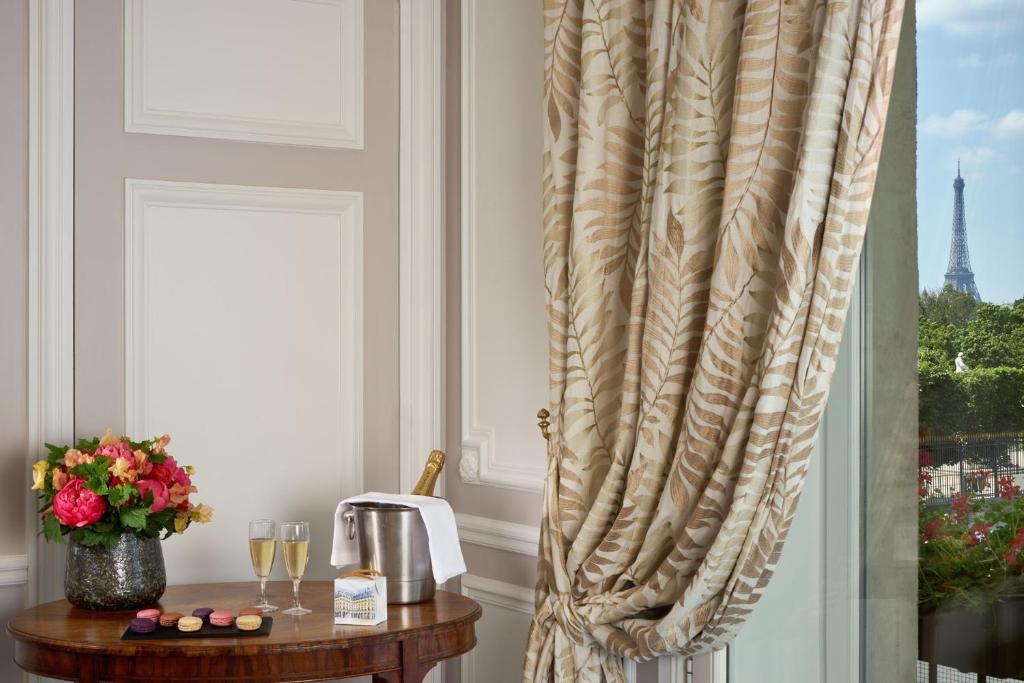 Eiffel Tower Junior Suite - Image 12