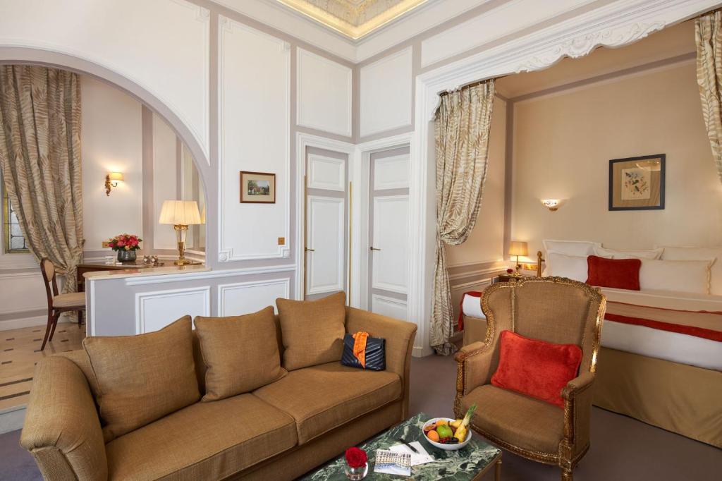 Eiffel Tower Junior Suite - Image 13