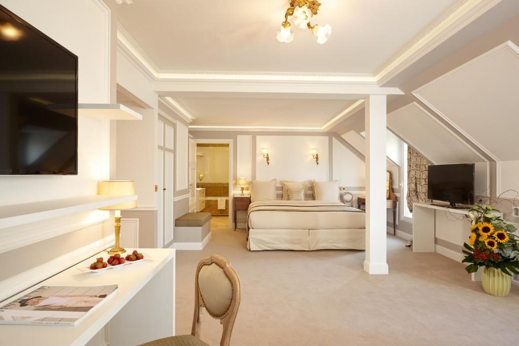 Eiffel Tower Junior Suite - Image 15