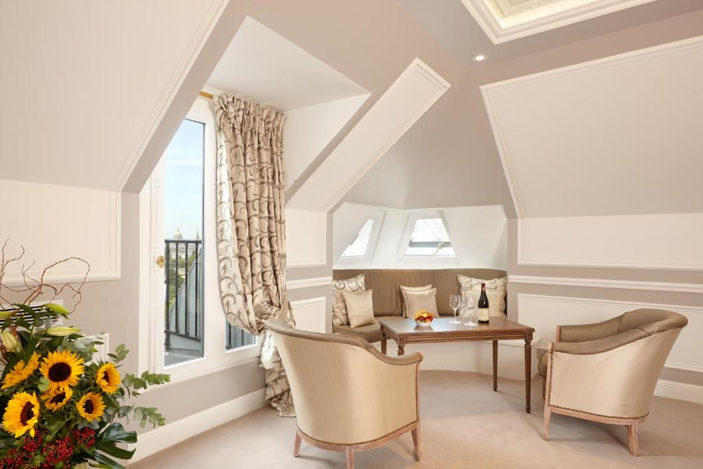 Eiffel Tower Junior Suite - Image 16