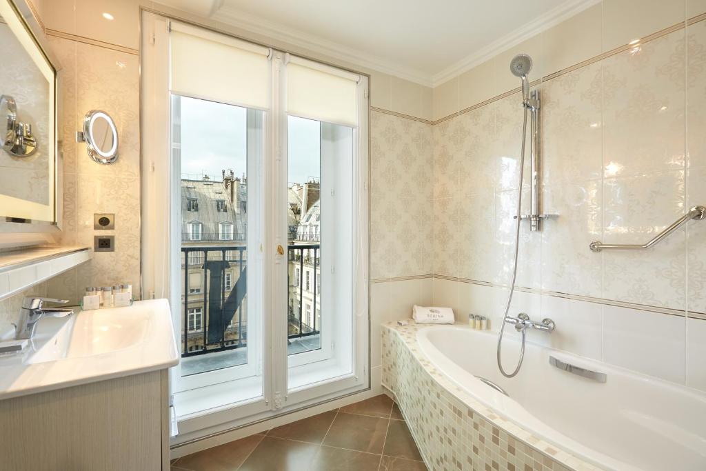 Eiffel Tower Junior Suite - Image 18