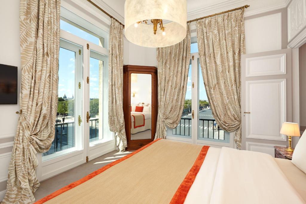 Eiffel Tower Junior Suite - Image 19