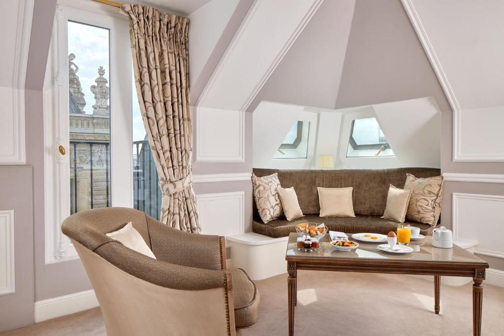 Eiffel Tower Junior Suite - Image 4