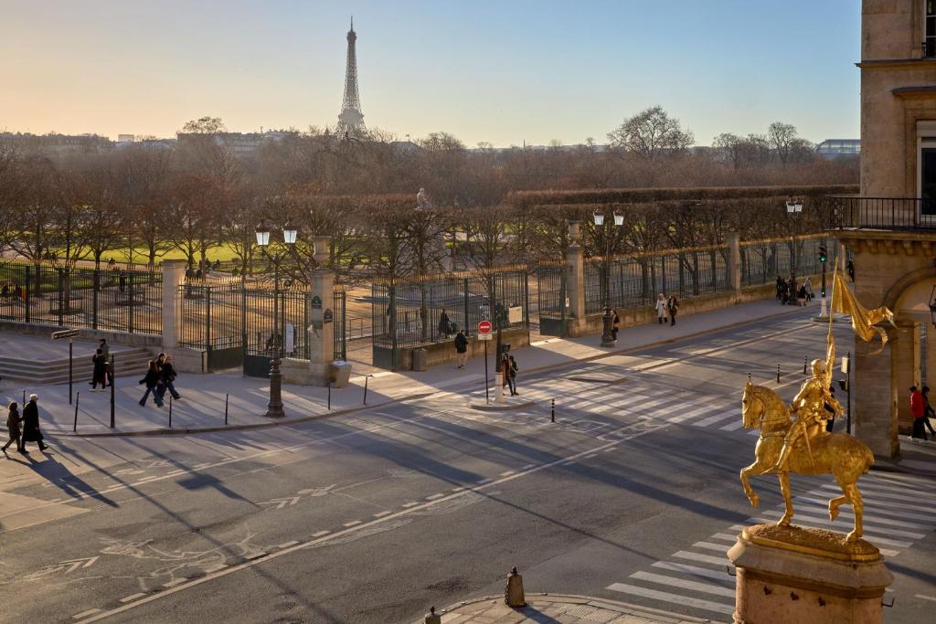 Eiffel Tower Suite - Image 10