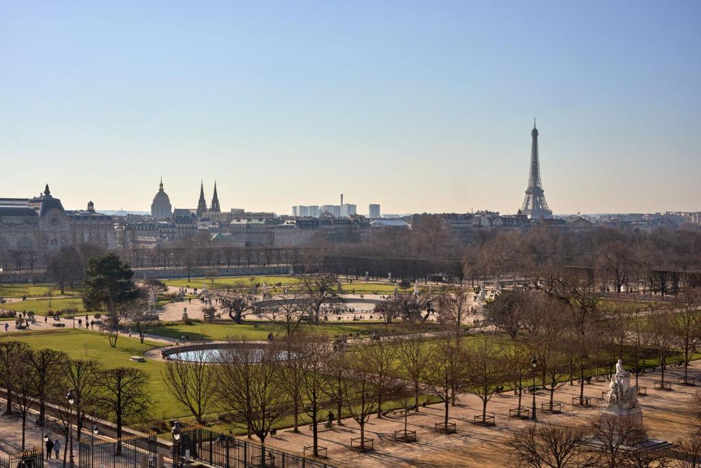 Eiffel Tower Suite - Image 11