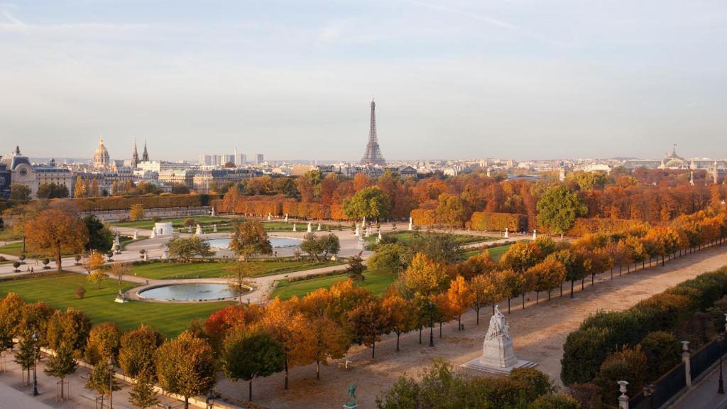 Eiffel Tower Suite - Image 2