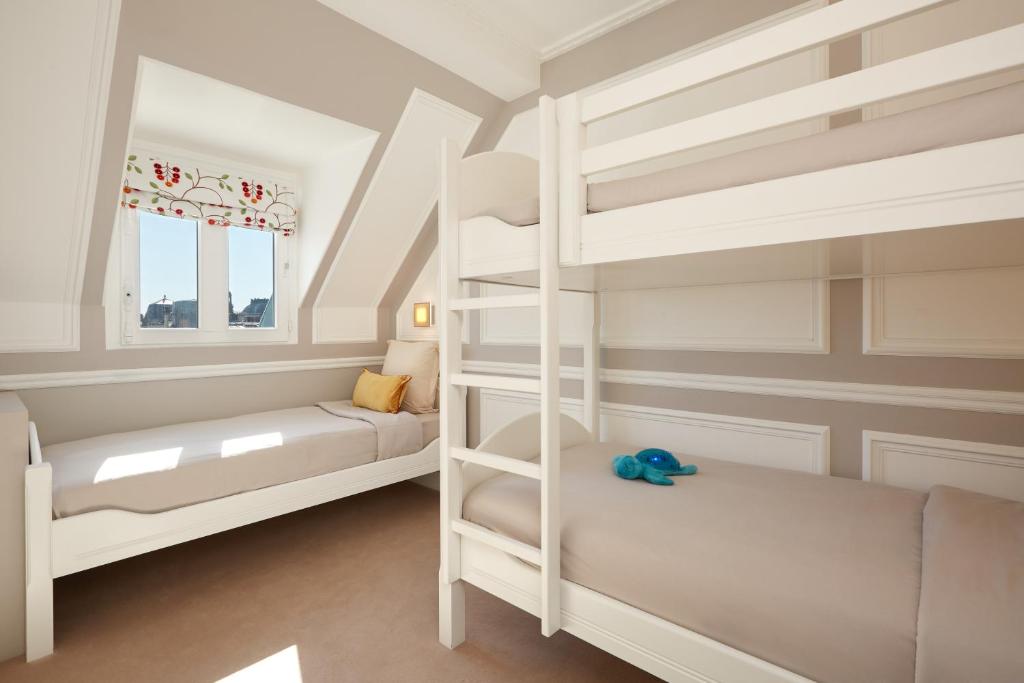 Family Suite (2 Adults + 2 Children) - Image 2