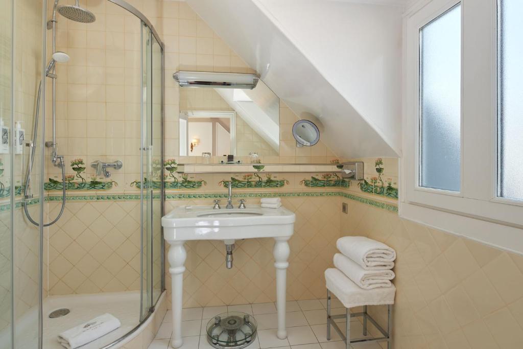 Family Suite (2 Adults + 2 Children) - Image 7
