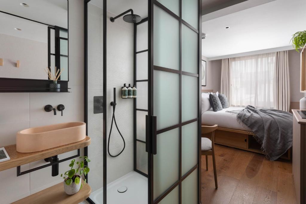 Queen Suite - Image 3