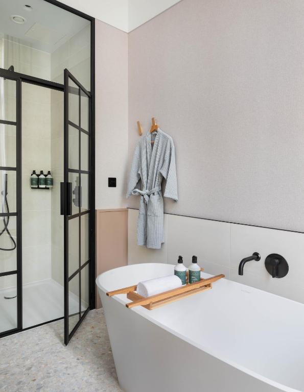Queen Suite - Image 6