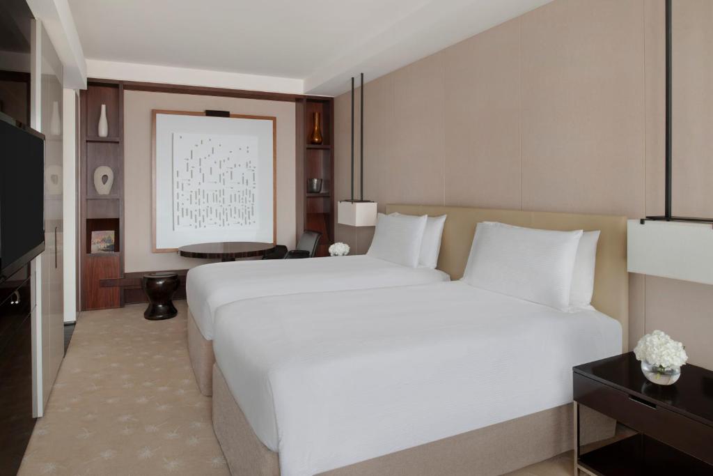 Classic Twin Room with Waterfront View - Image 4
