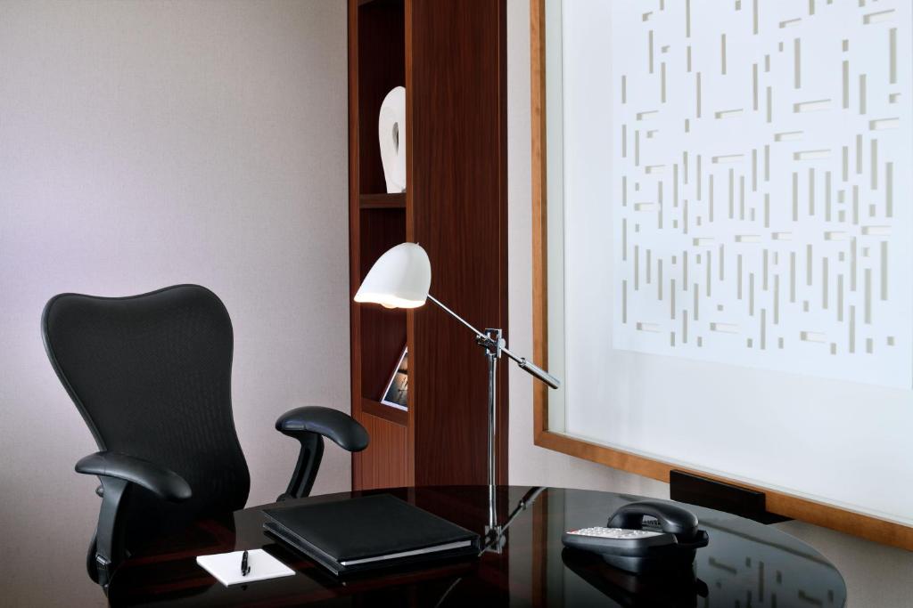 King Room with Burj Khalifa View - Image 1