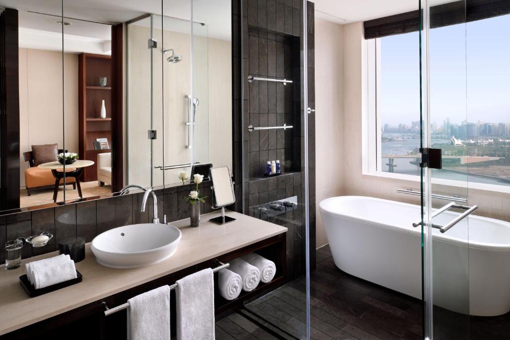 Premium King Room - Club Lounge Access - Image 1